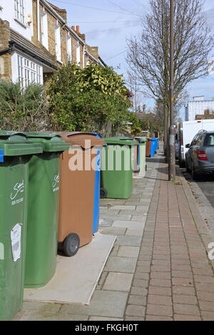 Déchets ménagers bacs de recyclage la plus grande partie de la chaussée de l'espace sur une rue du sud de Londres à Southwark Banque D'Images