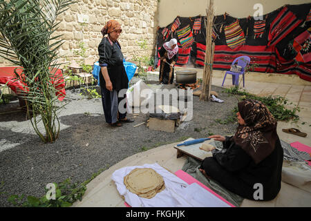 Gaza, la Palestine. 05Th Mar, 2016. Femme palestinienne de la bande de Gaza partager les hommes sur le marché du travail, les opinions politiques, l'éducation et tous les domaines de la vie. Les gens du monde entier célèbrent la Journée internationale de la femme, qui remonte au début du 20ème siècle et a été observé par l'Organisation des Nations Unies depuis 1975. L'ONU a écrit que c'est l'occasion de célébrer les réalisations dans les droits des femmes et d'appeler pour d'autres changements. Credit : Mohammed Al Hajjar/RoverImages/Pacific Press/Alamy Live News Banque D'Images