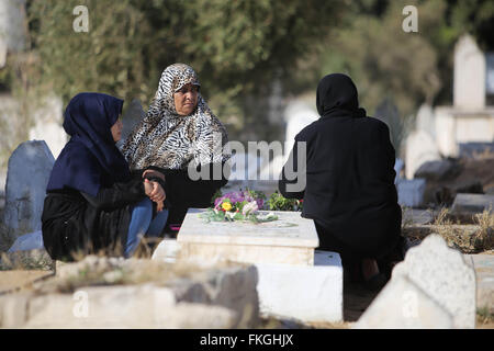 Gaza, la Palestine. 05Th Mar, 2016. Femme palestinienne de la bande de Gaza partager les hommes sur le marché du travail, les opinions politiques, l'éducation et tous les domaines de la vie. Les gens du monde entier célèbrent la Journée internationale de la femme, qui remonte au début du 20ème siècle et a été observé par l'Organisation des Nations Unies depuis 1975. L'ONU a écrit que c'est l'occasion de célébrer les réalisations dans les droits des femmes et d'appeler pour d'autres changements. Credit : Mohammed Al Hajjar/RoverImages/Pacific Press/Alamy Live News Banque D'Images