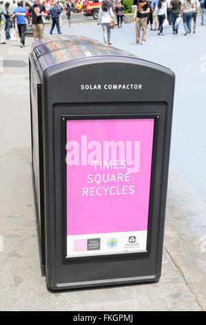 Compacteur de déchets à énergie solaire sur le trottoir, Times Square, New York City, USA Banque D'Images