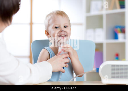 L'asthme de l'enfant avec des problèmes d'inhalation avec masque sur son visage Banque D'Images