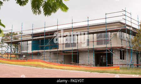 Nouvelle maison moderne de deux étages avec la construction d'échafaudages Banque D'Images