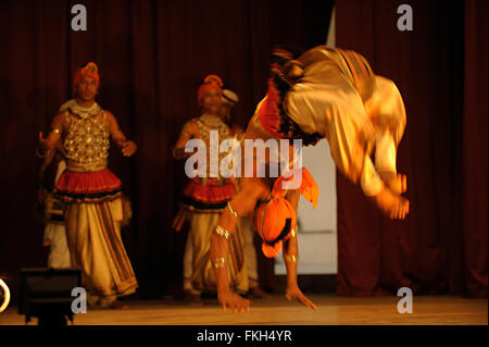 Dans danceers hommes Kandyan traditionnel un spectacle à Kandy au Sri Lanka Banque D'Images