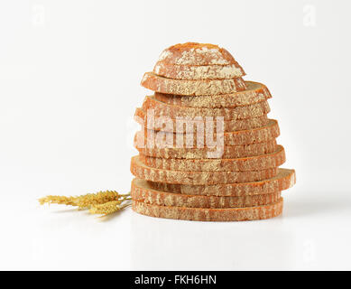 Pile de tranches de pain sur fond blanc Banque D'Images