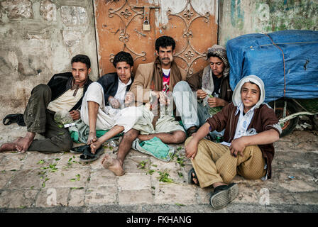 Les jeunes hommes arabes khat chewing qat feuilles en stupéfiants à Sanaa Yémen street Banque D'Images
