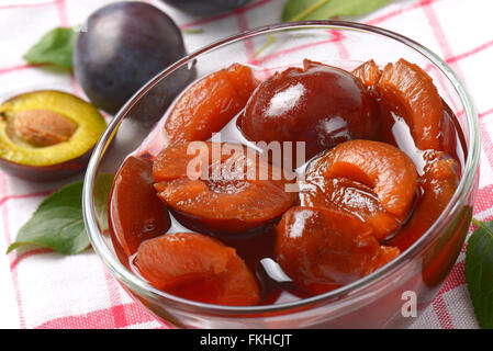 Détail de conserves de prunes dans bol en verre Banque D'Images