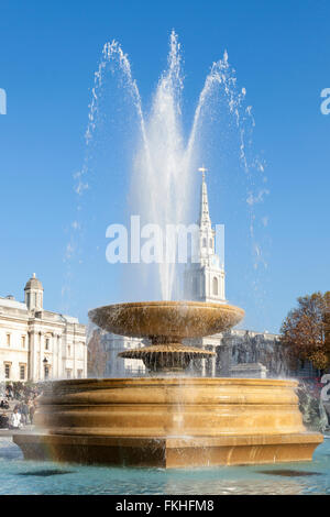 Fontaine à Trafalgar Square, London, England, UK Banque D'Images