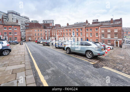 Place de la ville du 18ème siècle entourée de maisons de ville mitoyennes de style géorgien maintenant utilisés pour le stationnement sur rue, Paradise Square, Sheffield, Yorkshire, Angleterre, Royaume-Uni Banque D'Images