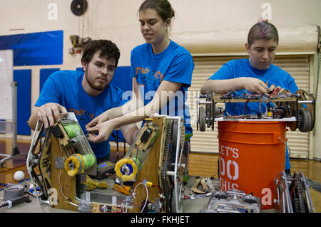 Los Angeles, Californie, USA. 09Th Mar, 2016. Les élèves de réparer leur roberts comme participant à un match de football robert dans l'Institut de technologie de Californie (Caltech) , Californie, États-Unis, le 8 mars 2016. Cinq équipes de football robert de Caltech a participé à l'assemblée annuelle des jeux de soccer. Source : Xinhua/Alamy Live News Banque D'Images