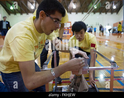 Los Angeles, Californie, USA. 09Th Mar, 2016. Les élèves la réparation d'un robert lors d'un match de football robert dans l'Institut de technologie de Californie (Caltech), Californie, États-Unis, le 8 mars 2016. Cinq équipes de football robert de Caltech a participé à l'assemblée annuelle des jeux de soccer. Source : Xinhua/Alamy Live News Banque D'Images