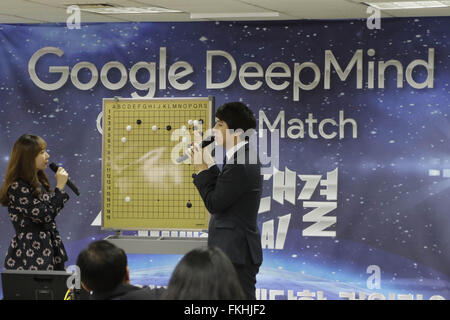 Séoul, Corée du Sud. Mar 9, 2016. Amature Rendez explication les joueurs pour correspondre au cours du Match Google DeepMind baduk en Corée au bureau de l'Association à Séoul, Corée du Sud. Google est l'intelligence artificielle (IA) AlphaGo beat top-classe joueur de Go sud-coréen Lee Se-dol dans l'ancien jeu de Go Mercredi, la machine d'auto-apprentissage stupéfié le monde en prenant la tête lors de l'historique 5-match homme contre l'ordinateur tournoi. Credit : Seung Il Ryu/ZUMA/Alamy Fil Live News Banque D'Images