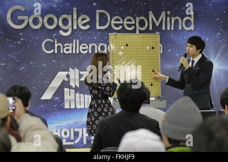 Séoul, Corée du Sud. Mar 9, 2016. Amature Rendez explication les joueurs pour correspondre au cours du Match Google DeepMind baduk en Corée au bureau de l'Association à Séoul, Corée du Sud. Google est l'intelligence artificielle (IA) AlphaGo beat top-classe joueur de Go sud-coréen Lee Se-dol dans l'ancien jeu de Go Mercredi, la machine d'auto-apprentissage stupéfié le monde en prenant la tête lors de l'historique 5-match homme contre l'ordinateur tournoi. Credit : Seung Il Ryu/ZUMA/Alamy Fil Live News Banque D'Images