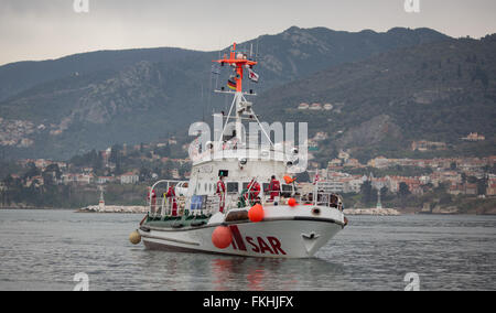 Mytilène, Grèce. 09Th Mar, 2016. La 'Minden" navire de sauvetage en mer avec les réfugiés secourus à bord arrive à l'île de Lesbos dans la ville portuaire de Mytilène, Grèce, 09 mars 2016. Plus de 40 réfugiés voyageant par radeau de caoutchouc sur la mer Egée à partir de la Turquie ont été rescured par la mer sauveteurs aujourd'hui lors de cette mission de sauvetage. L'Association de recherche et de sauvetage maritime (DGzRS) et d'autres associations de sauvetage maritime du nord de l'Europe participent à l'opération internationale d'une durée limitée sur la mer Égée. Dpa : Crédit photo alliance/Alamy Live News Banque D'Images