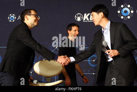 Séoul, Corée du Sud. Mar 9, 2016. Joueur de go professionnel sud-coréen Lee Sedol (R), serre la main avec Demis Hassabis (L), le PDG de Google à Londres, DeepMind filiale IA après le match contre Google DeepMind le programme Google intelligence artificielle, AlphaGo, à Séoul, Corée du Sud, le 9 mars 2016. Lee Sedol a perdu le premier match. Cet établissement de crédit : Yao/Xinhua/Alamy Live News Banque D'Images