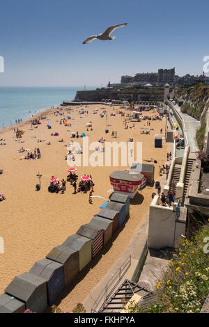 Le soleil sur une plage de sable, à Broadstairs, Kent, UK Banque D'Images