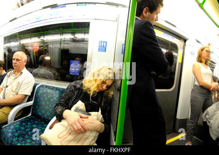Londres, Angleterre, Royaume-Uni. Les gens dans le métro Banque D'Images