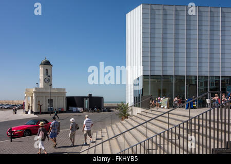 Droit (Maison Ancienne Pier & Harbour Company) Bâtiment et Turner Contemporary Art Gallery Building, Margate, Kent, UK Banque D'Images