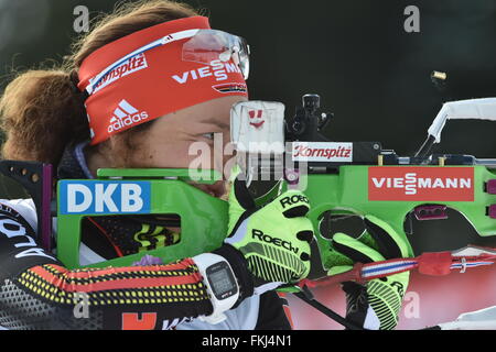 Oslo, Norvège. 9 mars, 2016. Laura Dahlmeier au tir au cours de la réduction à zéro devant les femmes 15km individuel aux Championnats du monde de biathlon, dans l'Arène de ski de Holmenkollen, Oslo, Norvège, 09 mars 2016. Dpa : Crédit photo alliance/Alamy Live News Banque D'Images