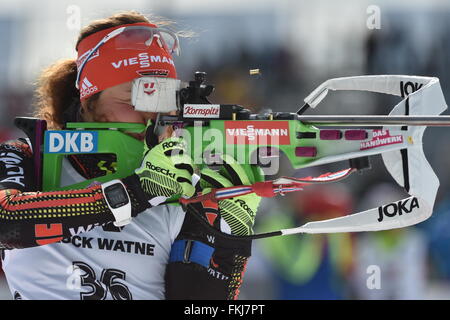 Oslo, Norvège. 9 mars, 2016. Laura Dahlmeier au tir au cours de la réduction à zéro devant les femmes 15km individuel aux Championnats du monde de biathlon, dans l'Arène de ski de Holmenkollen, Oslo, Norvège, 09 mars 2016. Dpa : Crédit photo alliance/Alamy Live News Banque D'Images