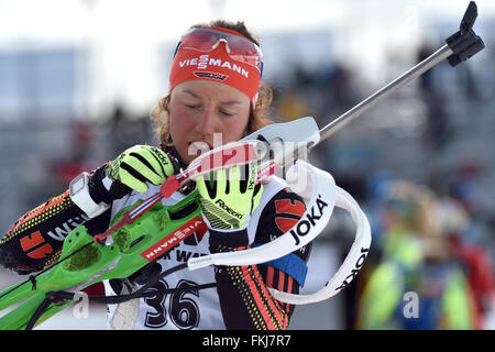 Oslo, Norvège. 9 mars, 2016. Laura Dahlmeier allemand au tir au cours de la réduction à zéro devant les femmes 15km individuel aux Championnats du monde de biathlon, dans l'Arène de ski de Holmenkollen, Oslo, Norvège, 09 mars 2016. Dpa : Crédit photo alliance/Alamy Live News Banque D'Images