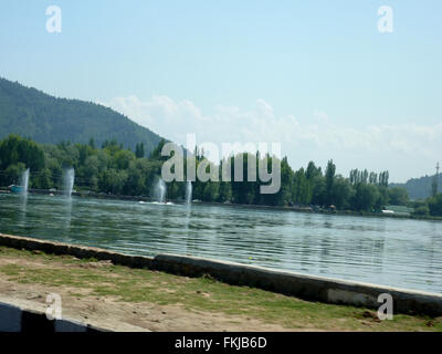 Des fontaines dans le lac Dal le Boulevard Road près de route menant à Chshma Shahi, à Srinagar, au Cachemire. Banque D'Images