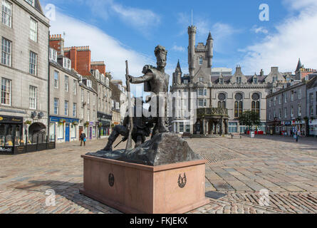 Les Gordon Highlanders statue dans le Castlegate d'Aberdeen, Écosse, Royaume-Uni, avec la Citadelle en arrière-plan Banque D'Images