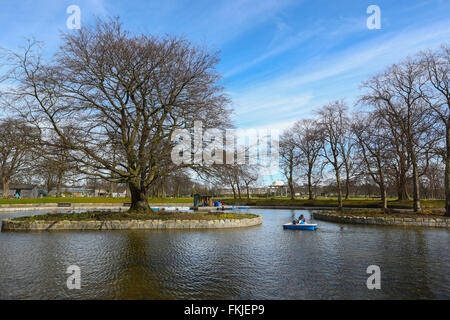 Pédalos sur l'étang de plaisance traditionnels dans Duthie Park dans la ville d'Aberdeen, Écosse, Royaume-Uni Banque D'Images