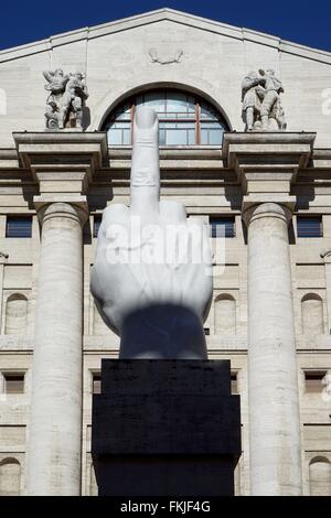 Italie : Italie bourse principale 'Borsa Italiana' à Milan - avec statue par Maurizio Cattelan au premier plan. Photo de 03. Mars 2016. Banque D'Images