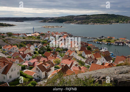 Vue sur port et la ville de Falaise, Vetteberget Stenungsund, Bohuslän, au sud-ouest de la côte de la Suède, Suède, Scandinavie, Europe Banque D'Images