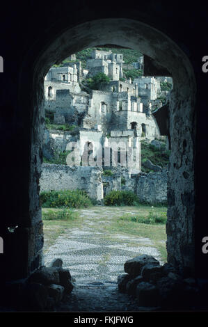 Vue à travers la voûte de l'ancien village grec de ruine près de Fethiye Turquie Kaya Banque D'Images