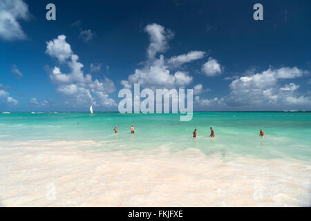 Les touristes de se baigner dans l'océan, Playa Bavaro, Punta Cana, République dominicaine, Caraïbes, Amérique Latine,