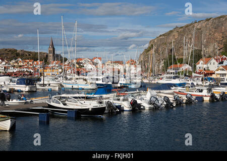 Vue sur port et Vetteberget falaise, Stenungsund, Suède, au sud-ouest de la côte Bohuslän (Suède, Scandinavie, Europe Banque D'Images