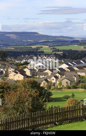 Toits de la banlieue de Westhill juste à l'extérieur de la ville d'Aberdeen en Écosse, Royaume-Uni, avec des montagnes en arrière-plan Banque D'Images