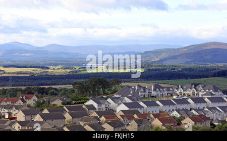 Toits de la banlieue de Westhill juste à l'extérieur de la ville d'Aberdeen en Écosse, Royaume-Uni, avec des montagnes en arrière-plan Banque D'Images