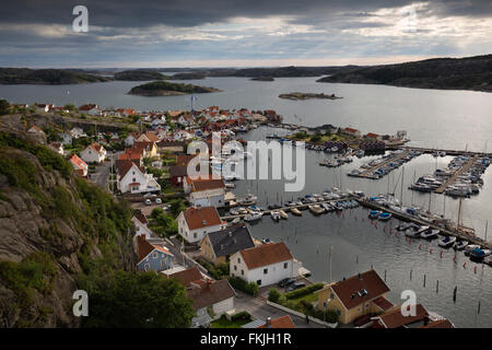 Vue sur port et la ville de Falaise, Vetteberget Stenungsund, Bohuslän, au sud-ouest de la côte de la Suède, Suède, Scandinavie, Europe Banque D'Images