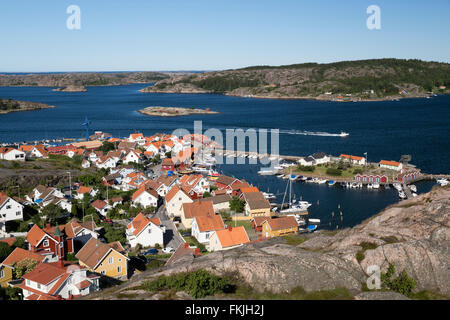 Vue sur port et la ville de Falaise, Vetteberget Stenungsund, Bohuslän, au sud-ouest de la côte de la Suède, Suède, Scandinavie, Europe Banque D'Images