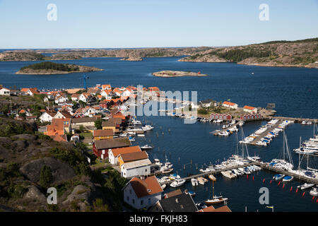 Vue sur port et la ville de Falaise, Vetteberget Stenungsund, Bohuslän, au sud-ouest de la côte de la Suède, Suède, Scandinavie, Europe Banque D'Images