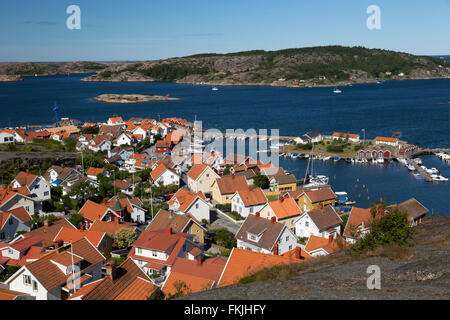 Vue sur port et la ville de Falaise, Vetteberget Stenungsund, Bohuslän, au sud-ouest de la côte de la Suède, Suède, Scandinavie, Europe Banque D'Images