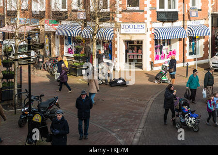 Le centre-ville de Sidmouth avec les consommateurs et les piétons. Banque D'Images