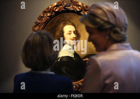 Anvers, Belgique. 09Th Mar, 2016. L'associé de la vie de l'Allemand presdient, Daniela Schadt, et de la Reine Mathilde (R) Regard sur l'autoportrait d'Anthony Van Dyck au cours d'une visite à la Maison de Rubens à Anvers, Belgique, 09 mars 2016. Le président allemand est sur une visite de trois jours en Belgique. Photo : WOLFGANG KUMM/dpa/Alamy Live News Banque D'Images