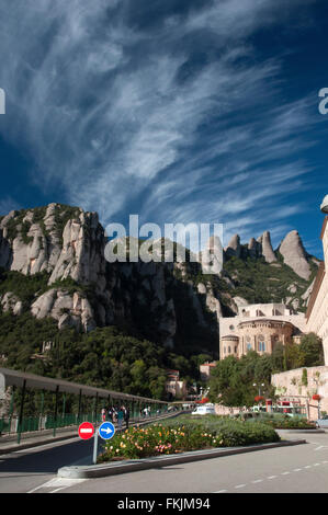 La montagne de Montserrat et de l'abbaye route tourné avec formation de nuages inhabituels sur une journée ensoleillée Banque D'Images