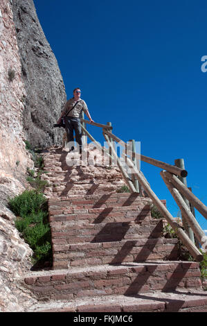 L'homme en haut des marches, à pied de la montagne de Montserrat Banque D'Images