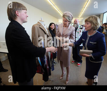 Anvers, Belgique. 09Th Mar, 2016. Le partenaire de vie le président allemand, Daniela Schadt (R), et de la Reine Mathilde (C) parler à la mode allemande, étudiant, Zuerndorf Timo à l'Académie de la mode à Anvers, Belgique, 09 mars 2016. Le président allemand est sur une visite de trois jours en Belgique. Photo : WOLFGANG KUMM/dpa/Alamy Live News Banque D'Images