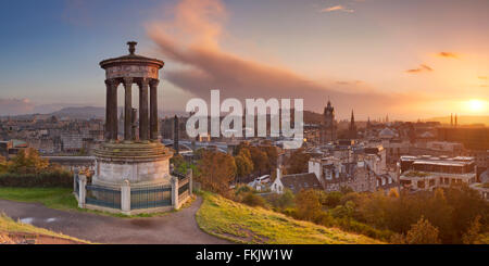 L'Edinburgh skyline avec le château d'Édimbourg à l'arrière-plan. Photographié à partir de Calton Hill au coucher du soleil. Banque D'Images