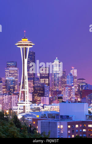 La Space Needle et l'horizon de Seattle à Washington, États-Unis. Photographié dans la nuit. Banque D'Images
