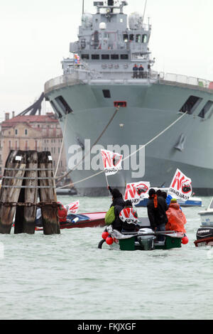 Venise, Italie. 05Th Mar, 2016. Les gens ont pris des pièces lors d'un rassemblement organisé par le Comité Pas de gros navires (pas Grandi Navi) et no Tav contre l'Italy-French sommet de Venise © Andrea Spinelli/Pacific Press/Alamy Live News Banque D'Images