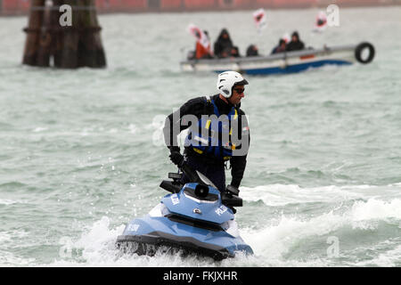 Venise, Italie. 05Th Mar, 2016. Un policier lors d'un rassemblement organisé par le Comité Pas de gros navires (pas Grandi Navi) et no Tav contre l'Italy-French sommet de Venise © Andrea Spinelli/Pacific Press/Alamy Live News Banque D'Images