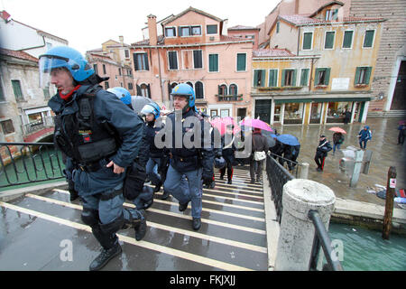 Venise, Italie. 05Th Mar, 2016. Policiers anti émeute au cours d'un rassemblement par aucun comité de gros navires (pas Grandi Navi) et no Tav contre l'Italy-French sommet de Venise © Andrea Spinelli/Pacific Press/Alamy Live News Banque D'Images