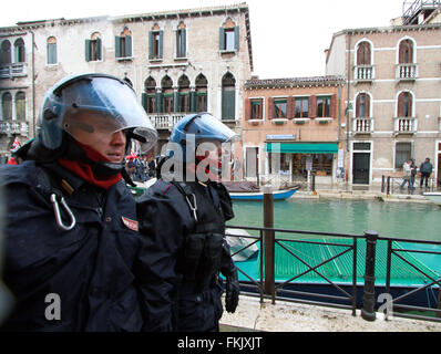 Venise, Italie. 05Th Mar, 2016. Policiers anti émeute au cours d'un rassemblement par aucun comité de gros navires (pas Grandi Navi) et no Tav contre l'Italy-French sommet de Venise © Andrea Spinelli/Pacific Press/Alamy Live News Banque D'Images