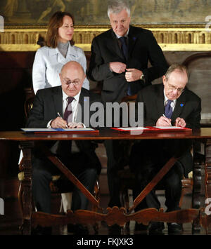 Venise, Italie. 05Th Mar, 2016. Le ministre des Finances italien Pier Carlo Padoan (R) et ministère français des finances et des comptes publics ministre Michel Sapin (L) au cours de l'Italy-French sommet avec le président français François Hollande serre la main fin du premier ministre Italien Matteo Renzi © Andrea Spinelli/Pacific Press/Alamy Live News Banque D'Images